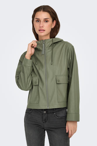 Veste de pluie multicolore ONLY ONLY avec capuche, poches avec fermeture à bouton et portée sur un jean foncé.