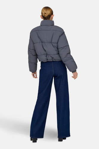 Manteau court gris d'ONLY, avec des jeans bleus foncés larges et des chaussures noires.