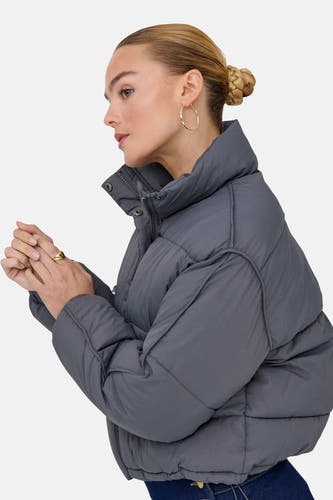 Manteau court gris d'ONLY, avec un col haut et une boucle dorée.