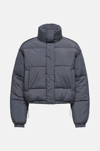 Manteau gris court d'ONLY, avec un col haut et des manches longues.