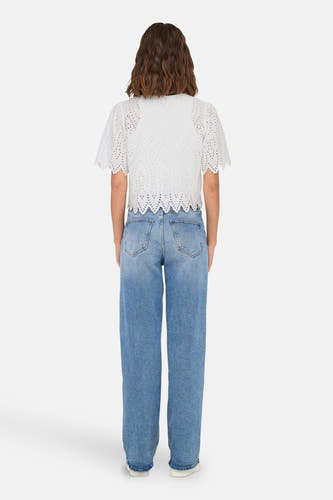 Blouse blanche à manches courtes de ONLY®, avec des détails brodés, vue de derrière.