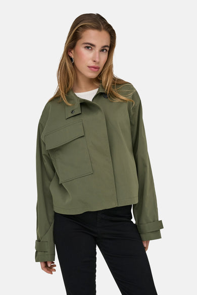 Veste courte verte de ONLY, avec des manches longues et une poche poitrine.