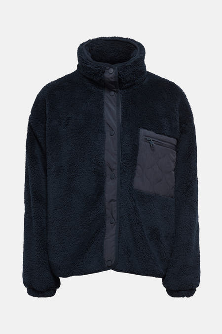 Manteau court bleu d'ONLY, avec fermeture à boutons et une poche brodée avec fer.