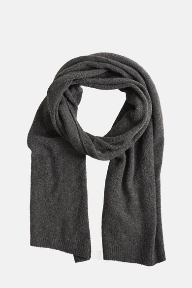 Châle gris d'ONLY, présenté enroulé avec une texture fine et soyeuse.