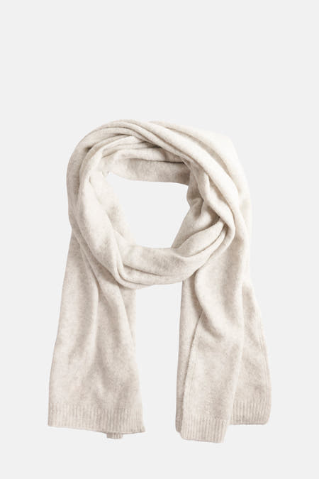 Chapeau d'été gris ONLY, enroulé en spirale avec une texture et un coin lâche au sommet.