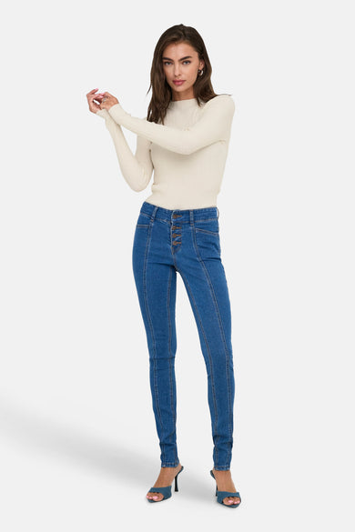 T-shirt écru avec col rond de ONLY, côtelé, porté avec un jeans à taille haute et fermeture à boutons.