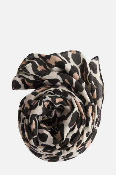Châle d'été beige ONLY, avec un imprimé léopard en noir, beige et blanc cassé, roulé.