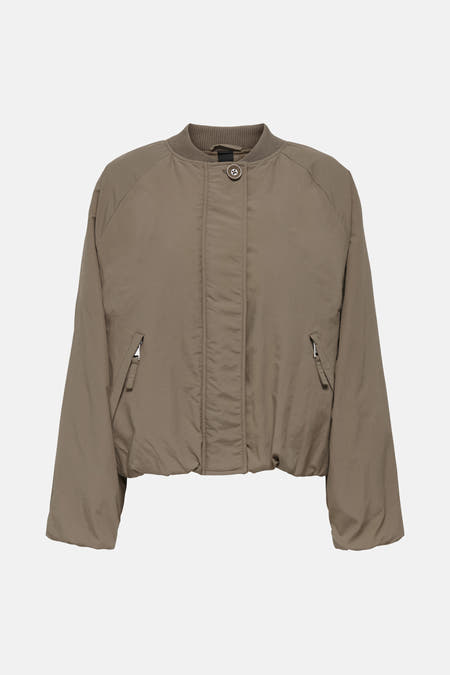 Veste bombardier beige ONLY avec un col rayé et deux poches à fermeture éclair.