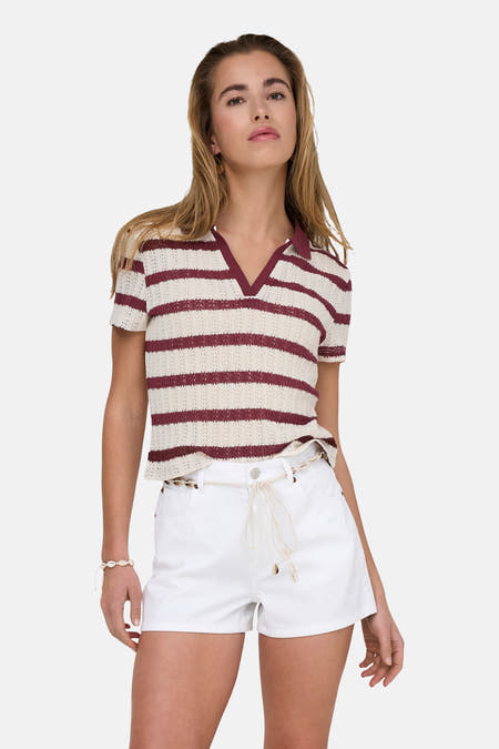Polo écru à manches courtes de ONLY, avec des rayures rouge-brun et porté avec des shorts blancs et des sandales.