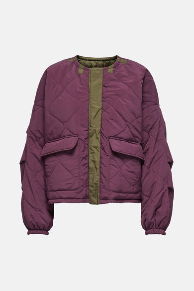 Manteau court noir d'ONLY, avec un motif de diamants brodé et des accents verts.