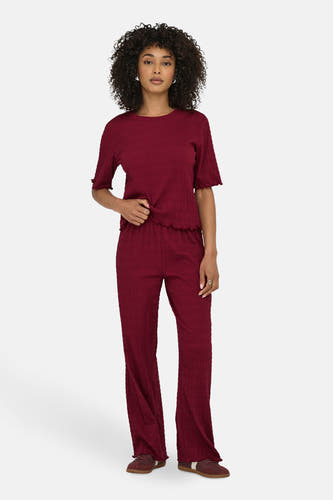Pantalon de Bordeaux ONLY, avec une texture rayée et des poches détachées, associé à un haut coordonné.