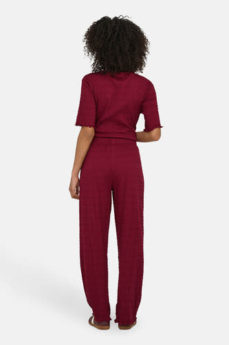 Pantalon de ONLY, avec une texture froissée et des jambes larges.