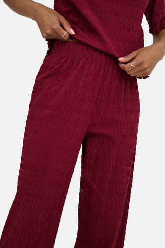 Pantalon ONLY de Bordeaux, avec une texture pliée et des jambes larges.