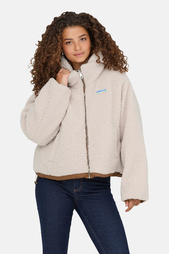 Mauve manteau court d'ONLY, avec fermeture éclair et jeans bleu foncé.