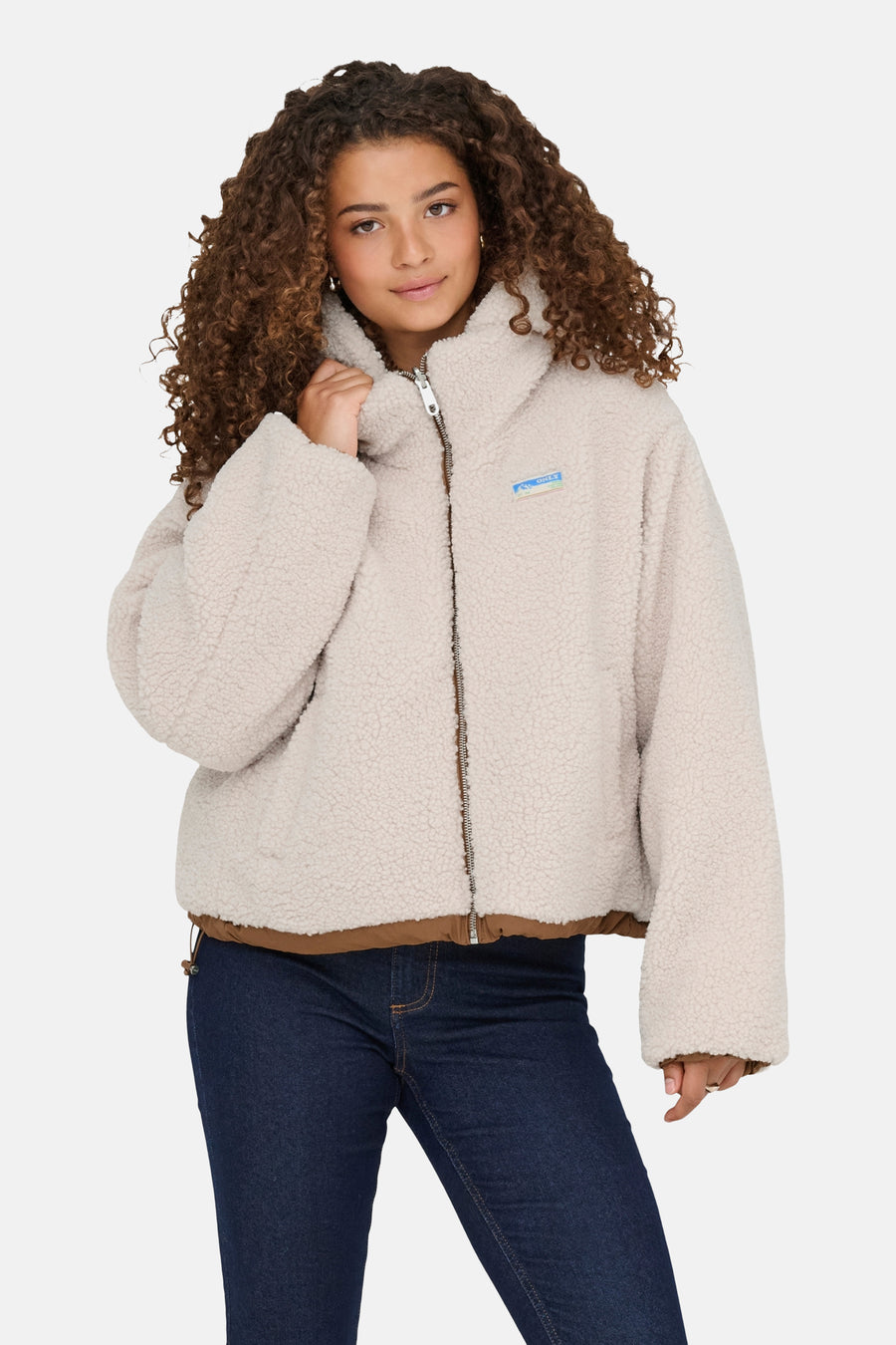 Mauve manteau court d'ONLY, avec fermeture éclair et jeans bleu foncé.