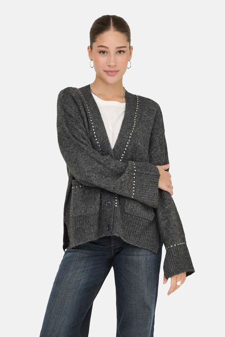Veste grise ONLY ONLY accents argentargent, port port port avec un-shirt blanc et et et.