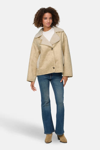Blouson écru ONLY, avec des détails en cuir, associé à un t-shirt blanc, des jeans et des bottes en duir.