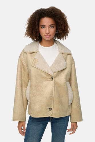Mauve court manteau d'ONLY, avec un col en fourrure synthétique et porté avec une chemise blanche et un jean bleu.