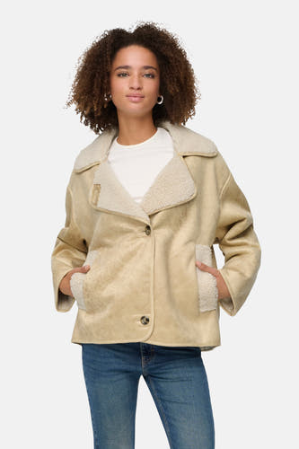 Manteau court écru d'ONLY, avec col en fourrure synthétique et porté avec un t-shirt blanc et des jeans.