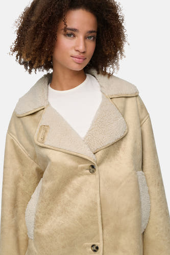 Mauve court manteau d'ONLY, avec doublure en fourrure et fermeture à boutons.