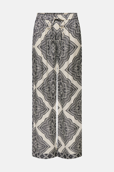 Pantalon écru de ONLY®, avec un motif paisley noir et une ceinture élastique à cordon de serrage.