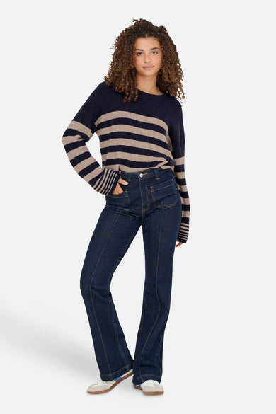 T-shirt bleu avec col rond de ONLY, associé à des rayures beige et des jeans bleus marine.