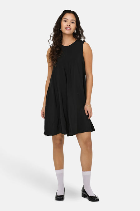 Jupe sans manches noire de JDY, avec une coupe décontractée et portée avec des chaussettes et des chaussures noires.