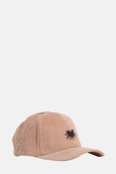 Chapeau beige ONLY® avec texture corduroy et une application de cœur noir, vu du côté.
