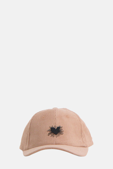 Chapeau beige de ONLY, avec un détail de broderie cœur noir.