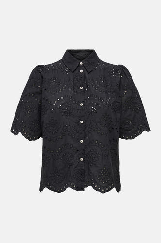 Chemise noire de ONLY, avec détails en broderie et manches courtes.