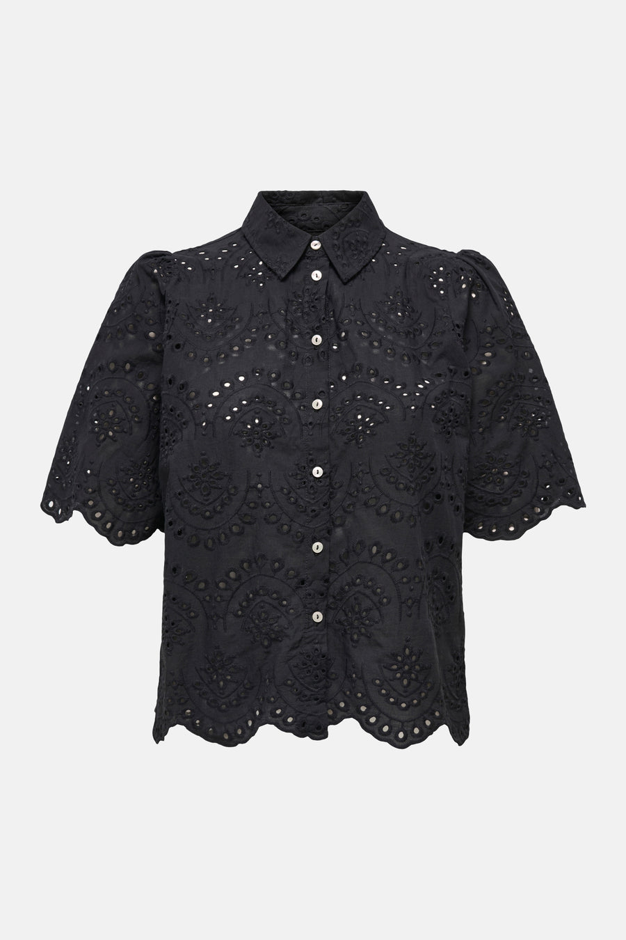 Chemise noire de ONLY, avec détails en broderie et manches courtes.