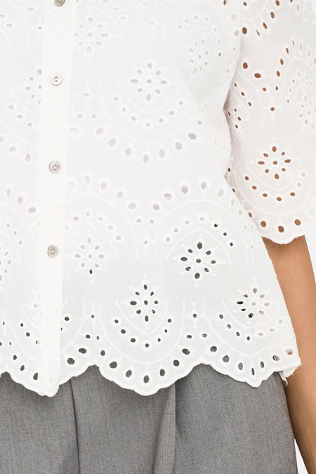 Chemise en coton blanc ONLY, avec broderie et manches courtes.