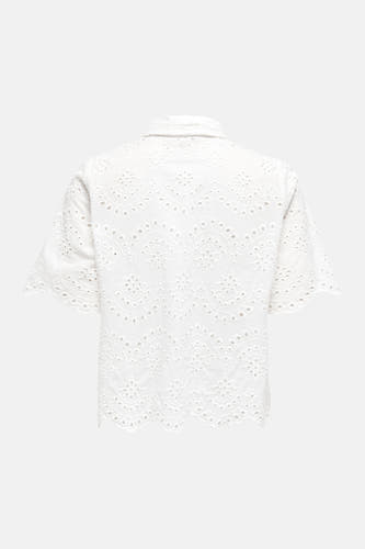 Chemise blanche à manches courtes ONLY, avec détails en broderie.