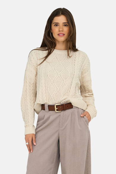 T-shirt écru avec col rond de ONLY, à motif côtelé et porté avec une ceinture brune et un pantalon beige.