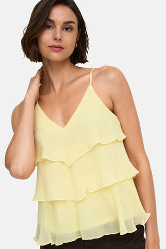Gele mouwloze blouse met ruches van ONLY®, lichte stof, V-hals, front view, model draagt donkere broek