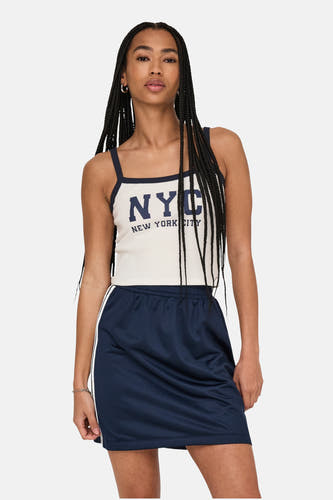 T-shirt sans manches d'ONLY, avec des détails bleu marine et un imprimé "NYC".