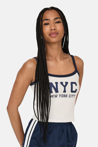 T-shirt blanc ONLY, avec des accents bleus foncés et une impression "NYC New York City".