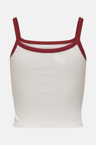T-shirt blanc ONLY, avec finition foncée autour de la ligne de col et des manches.