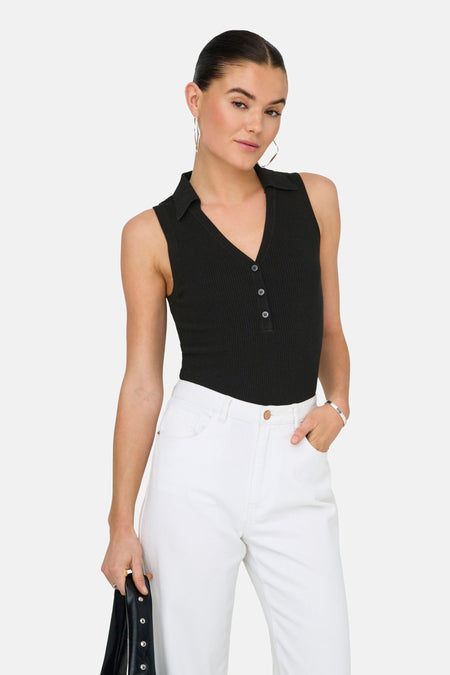 Haut noir sans manches de JDY, avec col et fermeture à boutons, combiné avec un jean blanc.
