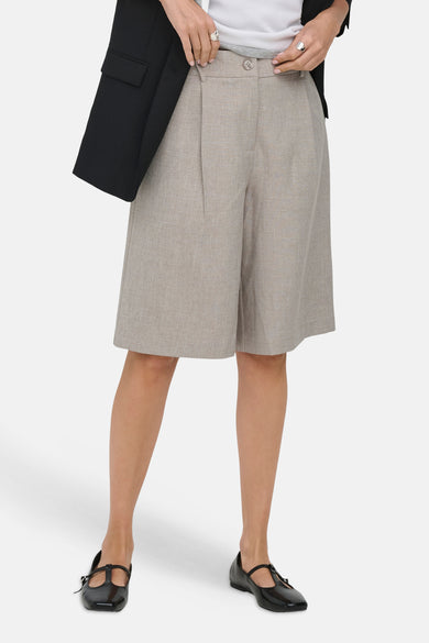 Short beige ONLY® avec texture tissée, plis et longueur genou, stylisé avec un blazer noir et un haut blanc.