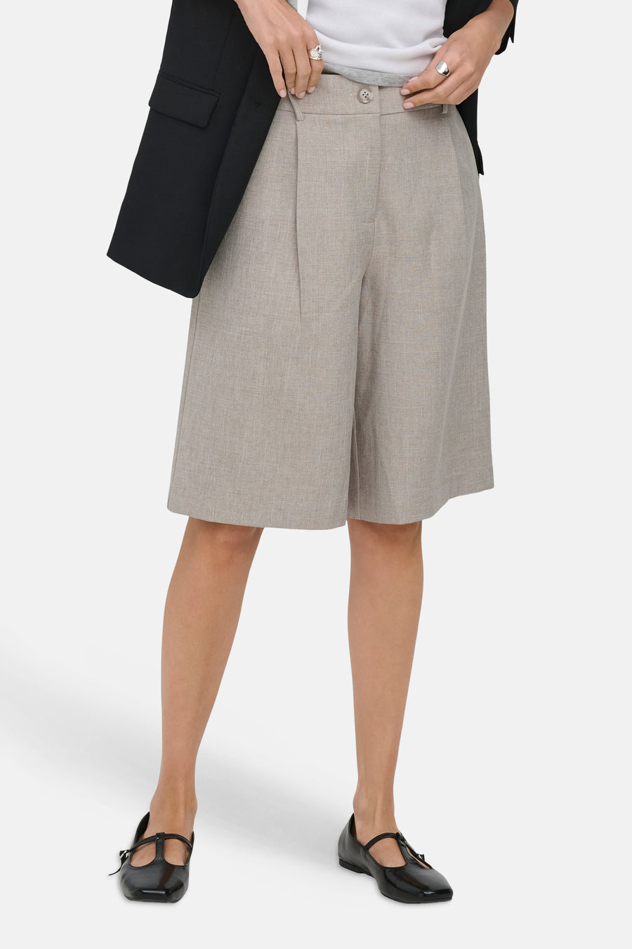 Short beige ONLY® avec texture tissée, plis et longueur genou, stylisé avec un blazer noir et un haut blanc.