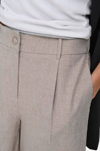 Short beige ONLY® avec texture lin, fermeture à boutons et plis, porté avec un haut blanc côtelé et un blazer noir.
