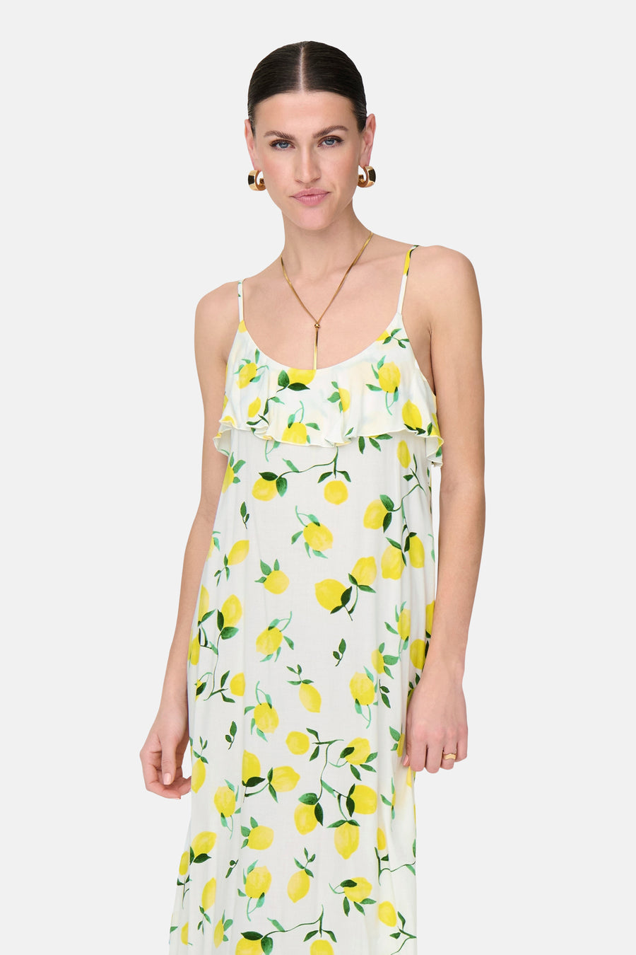 Robe blanche sans manches de JDY, avec un imprimé citron et des accessoires dorés.
