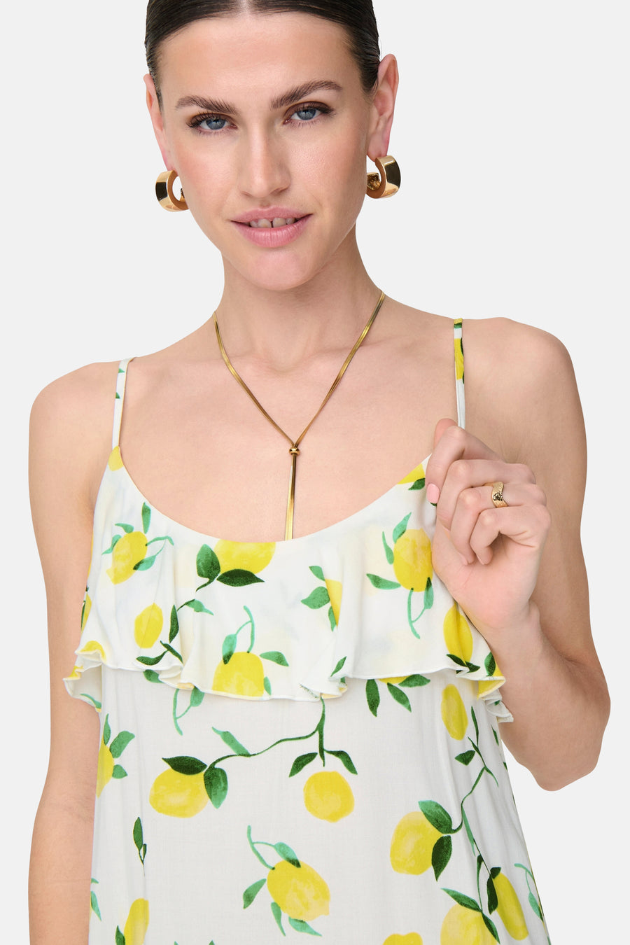 Robe blanche sans manches de JDY, avec un motif citron et des ornements dorés.
