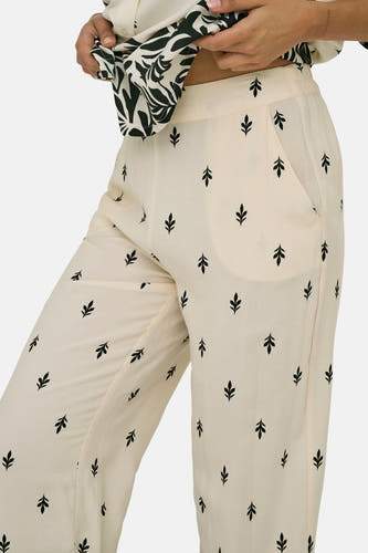 Pantalon écru de JDY, avec un motif de feuille et des poches.