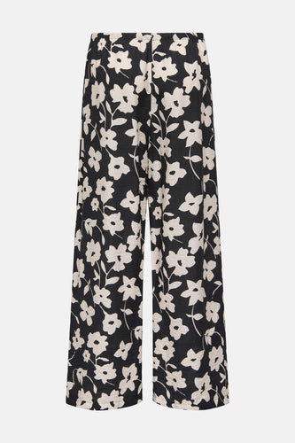Zwarte broek met gebloemde print.
