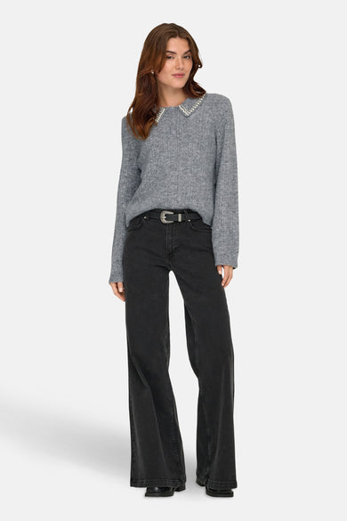Sweat-shirt gris à col rond de JDY, avec des manches longues et porté avec un jean noir à ce.