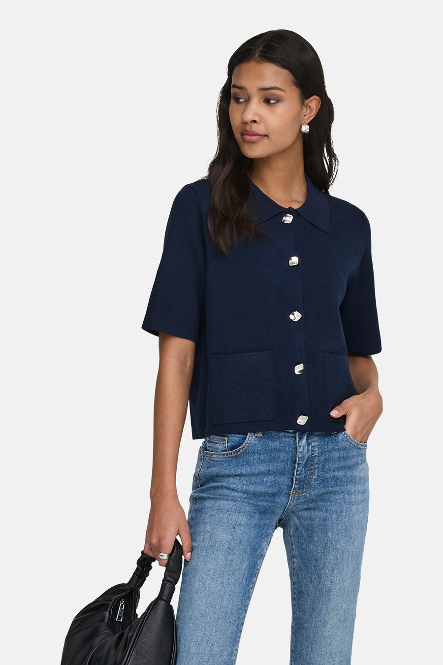 Gilet bleu de JDY, avec boutons argentés et poches plaquées, combiné avec un jean et des bottines noires.