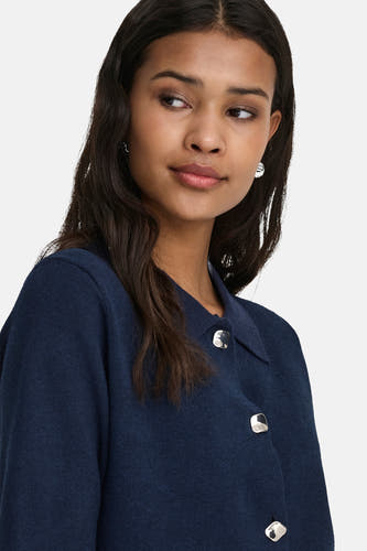 Gilet bleu de JDY, avec manches longues et boutons argentés.