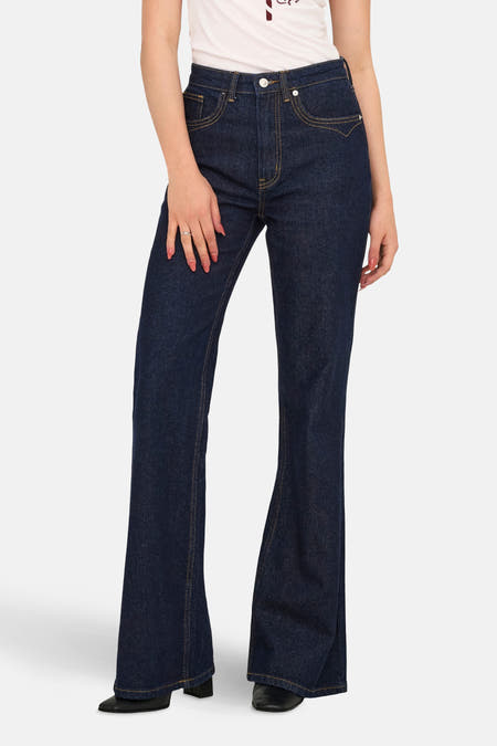 Jean flare bleu marine en denim par ONLY, avec des surpiqures jaunes et un effet stonewashed.